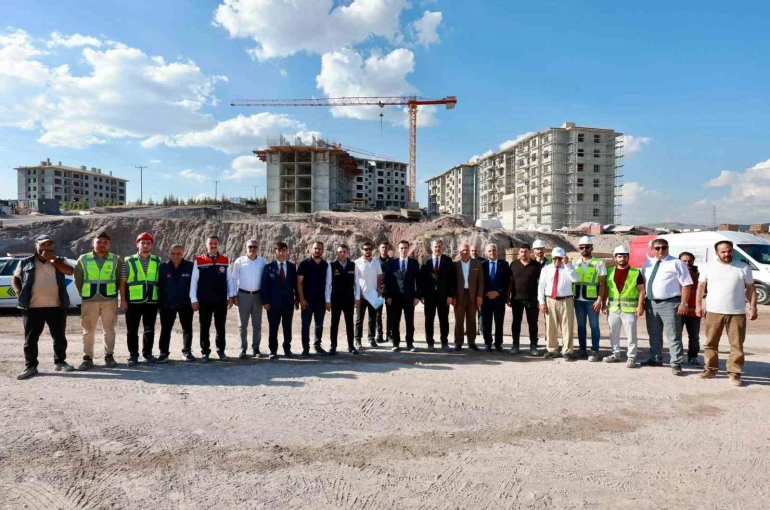Vali Karakaya, Ahlat’taki Ahıskalı Türkleri TOKİ konutlarını inceledi