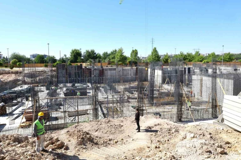 Vali Küçük, yapımı süren kültür merkezinde incelemelerde bulundu