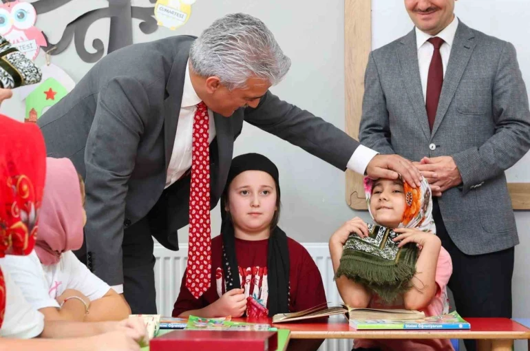 Vali Makas, Kültür Mahallesi’nde öğrencilerle buluştu