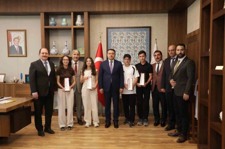 Vali Musa Işın, LGS Türkiye birincilerini ağırladı
