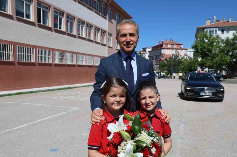 "Vali olmak istiyorum" diyen minik öğrenci karne törenine damga vurdu