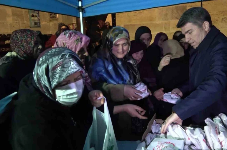 Vali Önder Bakan, cami bahçesinde ve kütüphanede vatandaşlara simit ile ayran dağıttı