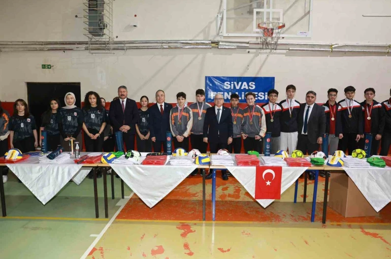 Vali Şimşek spor malzemesi dağıtımında öğrencilerle sahaya indi