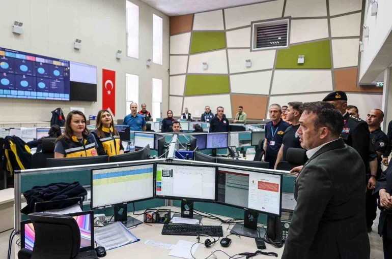 Vali Sözer 112 Acil Çağrı Merkezi’nde bayram mesaisi yapan personelle buluştu