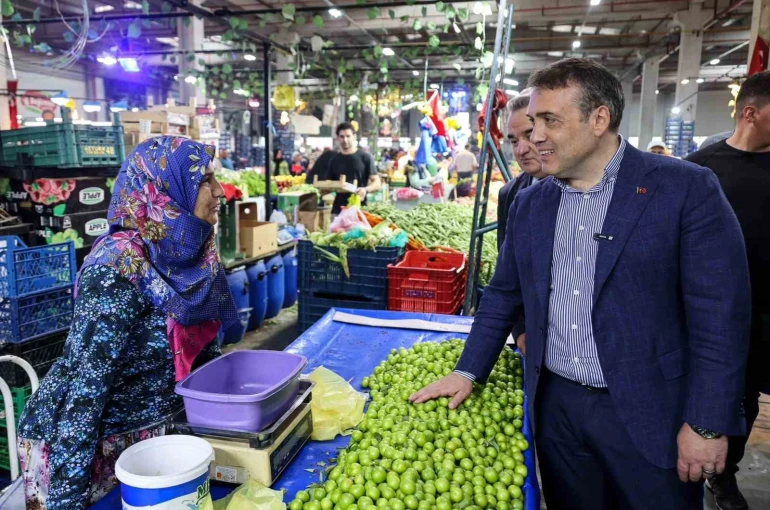 Vali Sözer, pazar esnafı ve vatandaşlarla bir araya geldi