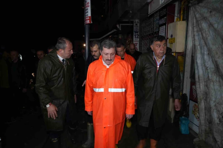 Vali Tavlı’dan sel açıklaması: "Can kaybı ve yaralanma yok, iş yerlerinde zararlar mevcut"