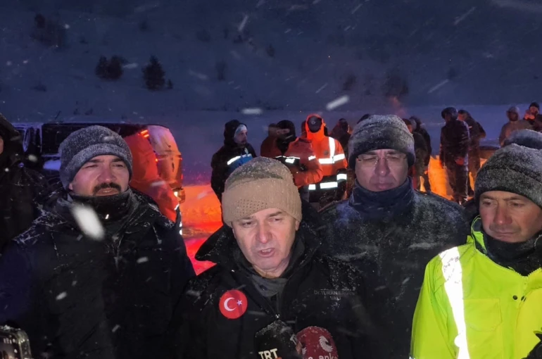 Vali Turan Ergün: "Çığ altındakileri bulmak için çalışmalar yarın sabah yeniden başlayacak"