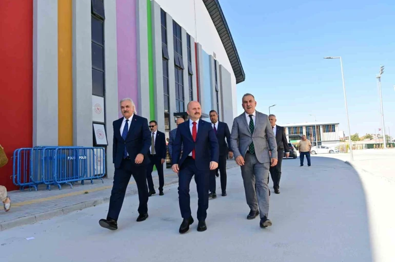 Vali Varol, Söke Gençlik ve Spor Kompleksi’nde incelemelerde bulundu