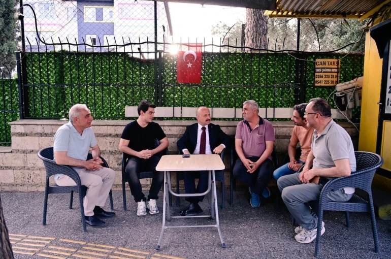 Vali Varol, taksi durağında esnafla bir araya geldi