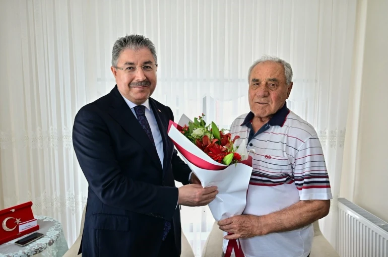 Vali Yılmaz, Babalar Günü’nde şehit ailesini ziyaret etti