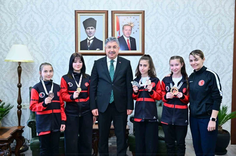 Vali Yılmaz, sporcu Gülsena Karakuyulu ve öğrencilerini makamında ağırladı