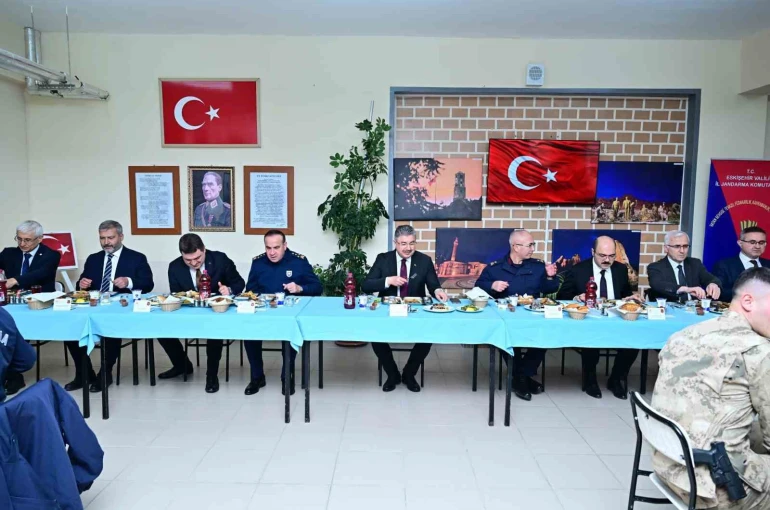 Vali Yılmaz, vatani görevini yapan er ve erbaşlar ile iftar yaptı