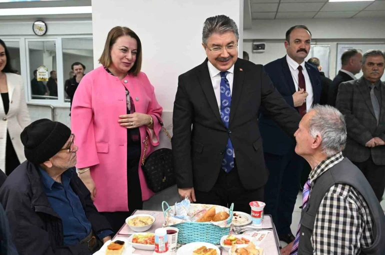 Vali Yılmaz ve eşi, huzurevi sakinleriyle iftar yaptı