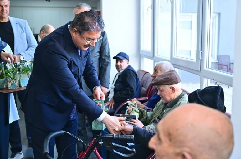 Vali Yılmaz, Yaşlı Bakım ve Rehabilitasyon Merkezi’nde Babalar Günü pastası kesti
