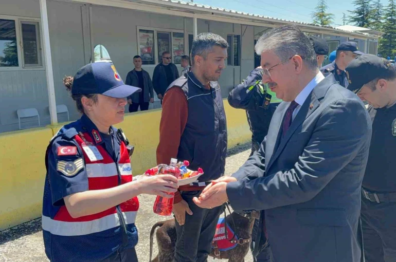 Vali Yılmaz’dan jandarma uygulama noktasında sürücülerle bayramlaştı