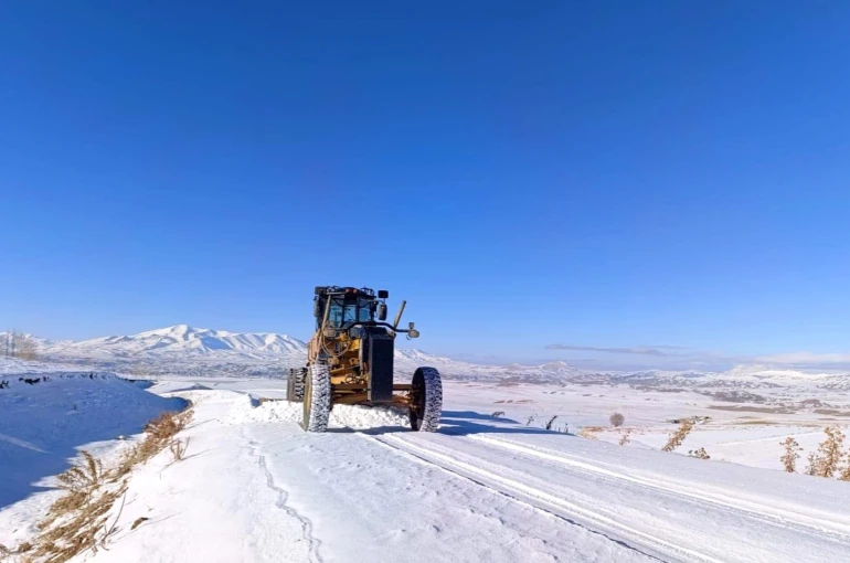 Van-Bahçesaray yolu ulaşıma kapatıldı 