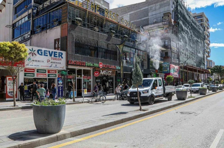 Van Büyükşehir Belediyesi caddelere gül suyu sıktı