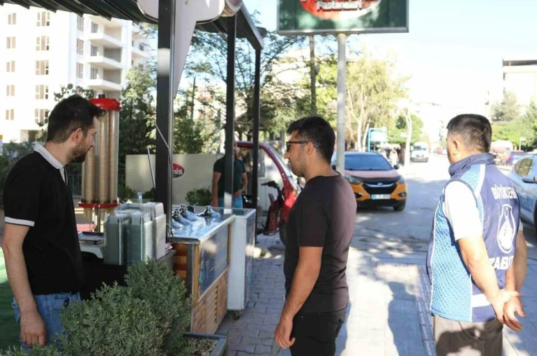 Van Büyükşehir Belediyesi kaldırım ve yollara bırakılan malzemeleri topladı