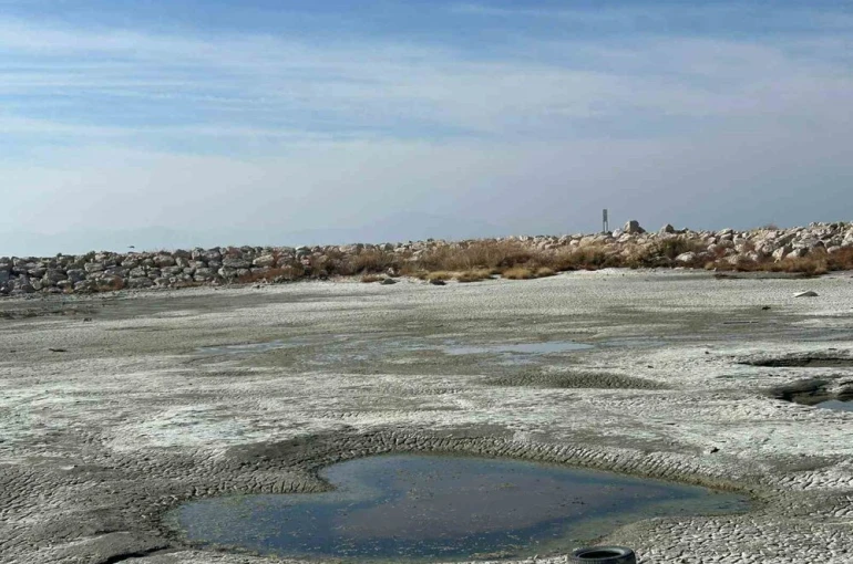 Van Gölü çekilince balıkçı limanları karaya döndü