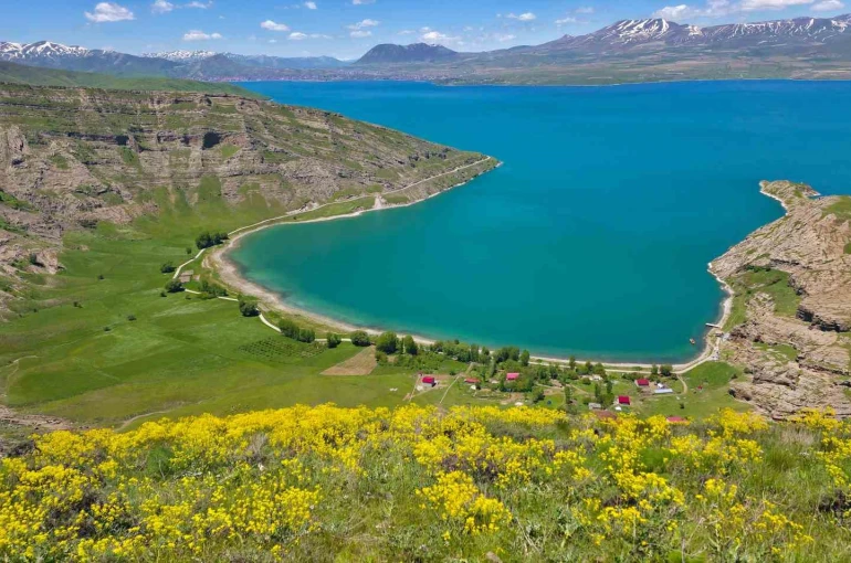 Van Gölü’nün kıyısındaki turizm cenneti: İncekaya köyü