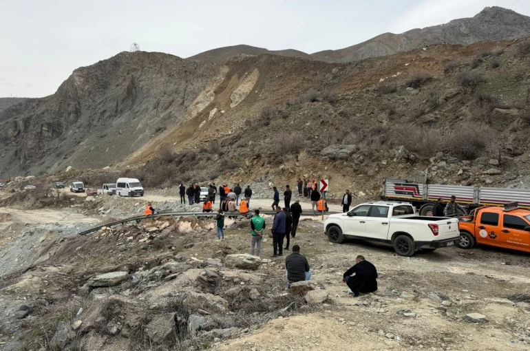 Van-Hakkari kara yolunda heyelan riski devam ediyor