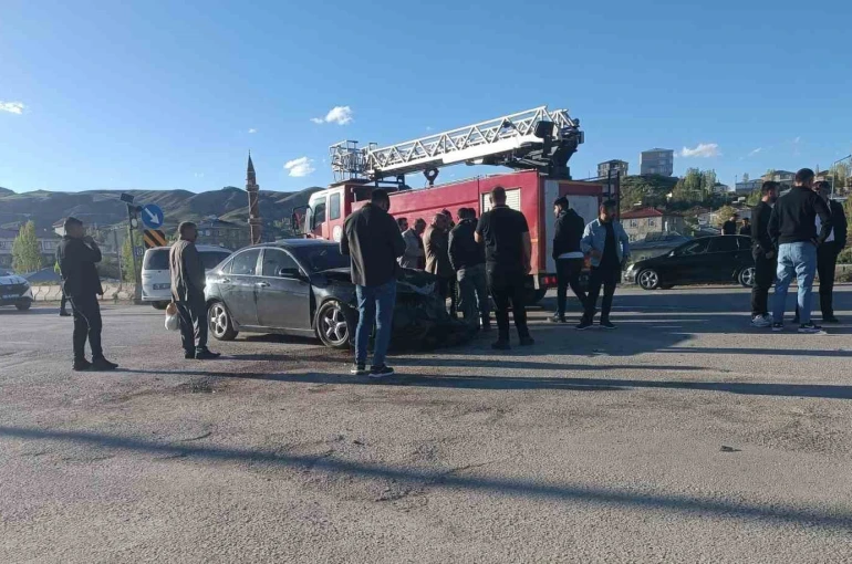 Van Özalp’te zincirleme kaza: 4 yaralı