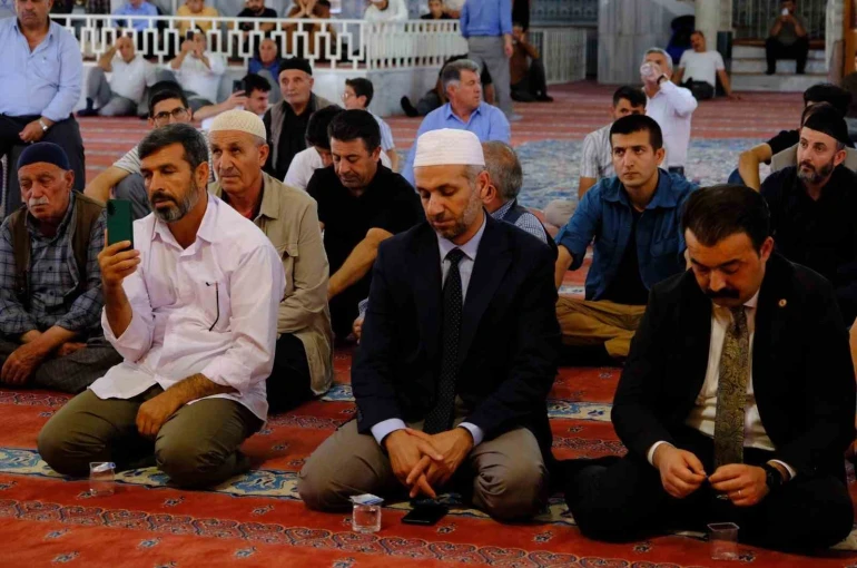Van Ulu Cami’de ezanların güzel sesi yankılandı 