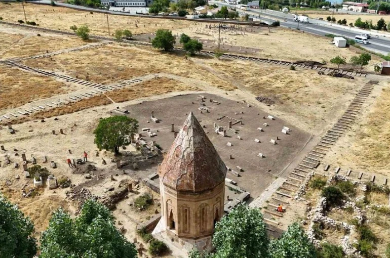 Van Valisi Balcı, Selçuklu Mezarlığı’ndaki çalışmaları inceledi