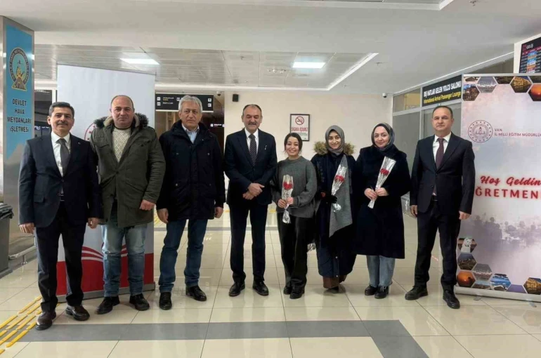 Van’a yeni atanan öğretmenler güllerle karşılandı