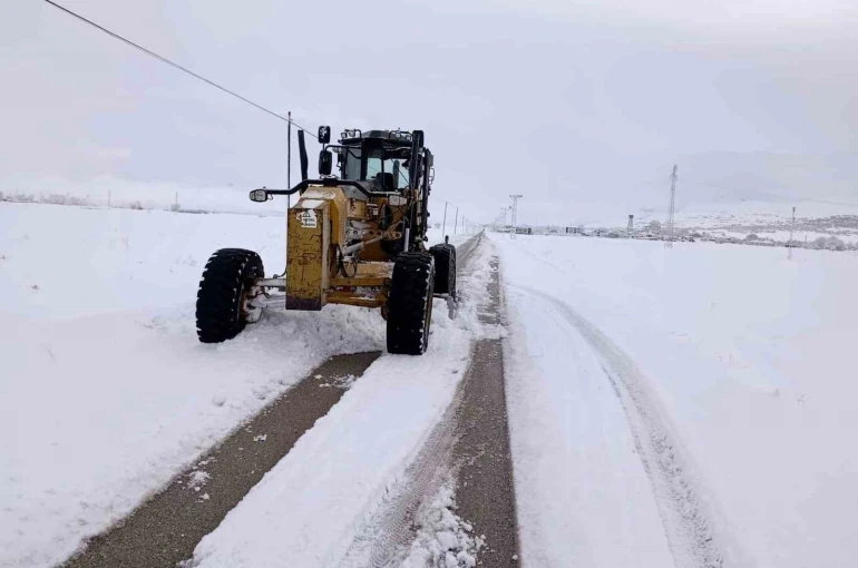 Van’da 216 yerleşim yerinin yolu kapandı