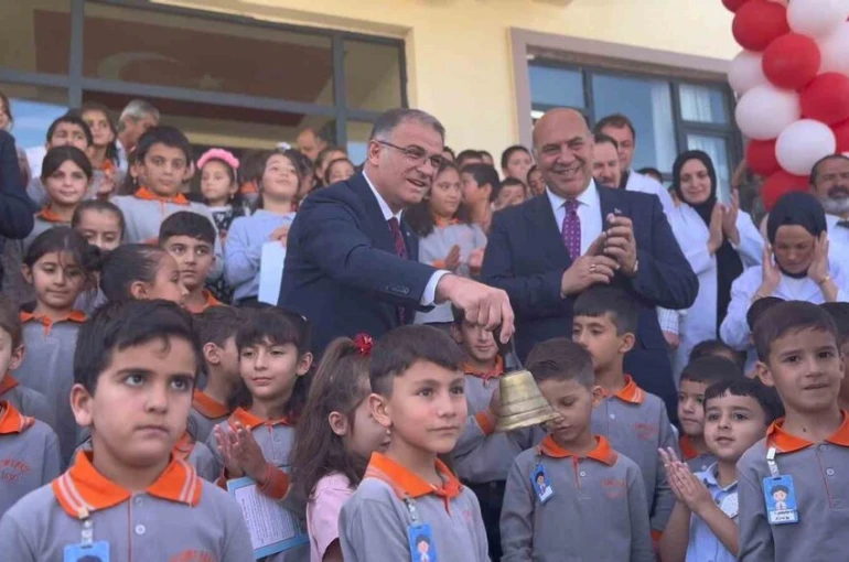 Van’da 275 bin 363 öğrenci için ders zili çaldı