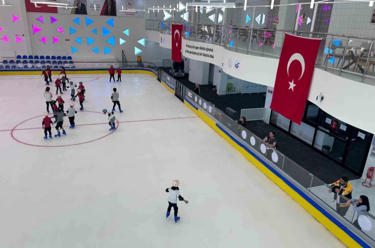 Van’da 30 derece sıcaklıkta buz pateni keyfi
