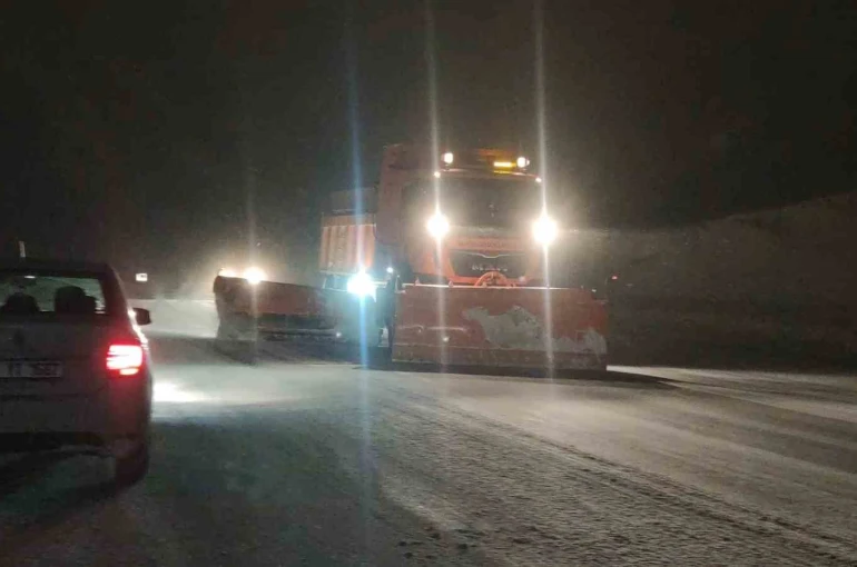 Van’da 341 yerleşim yerinin yolu kapandı