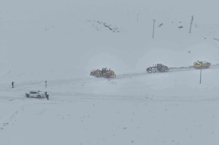 Van’da 363 yerleşim yerinin yolu kapandı