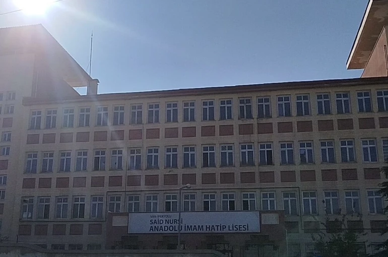 Van’da 5 öğrenci zehirlenme şüphesiyle hastaneye kaldırıldı