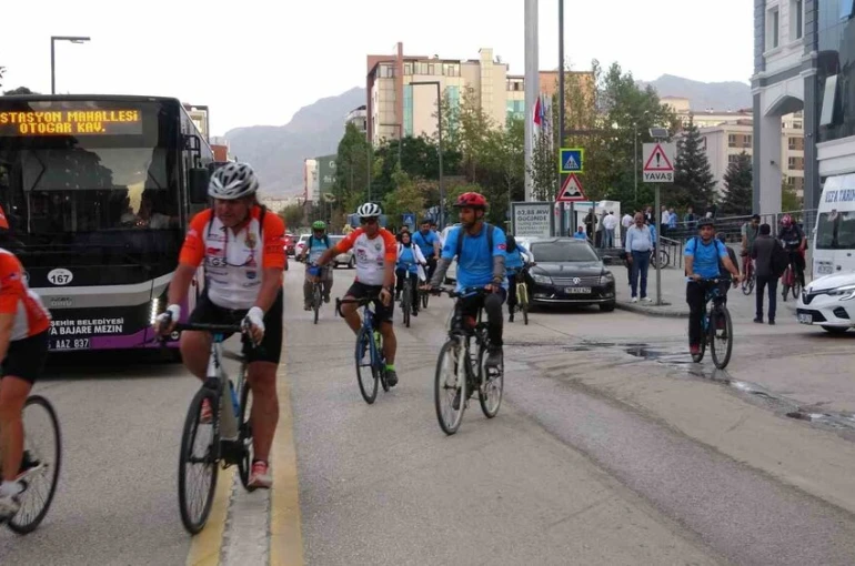 Van’da bisikletliler Avrupa Hareketlilik Haftası için pedal çevirdi