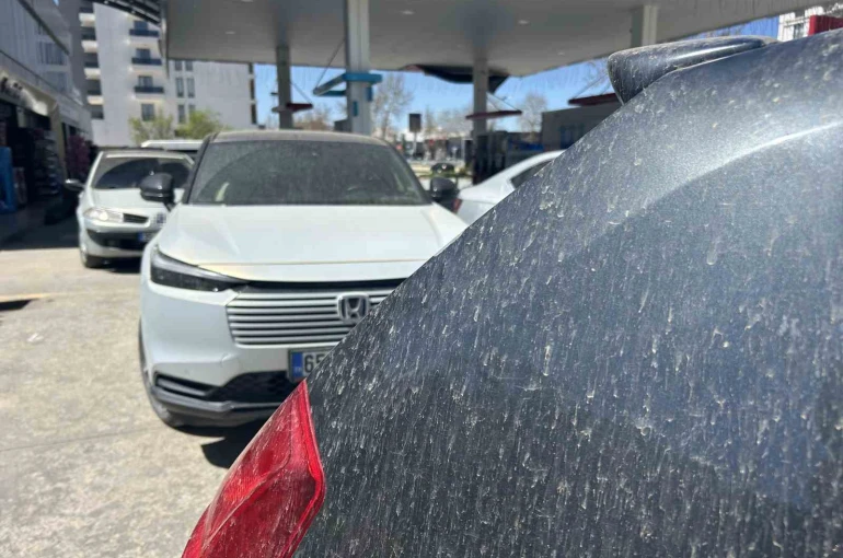 Van’da çamur mesaisi: Oto yıkamacılarda kuyruk oluştu