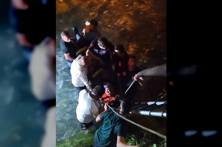 Van’da dereye düşen kamyonetin sürücüsü yaralandı