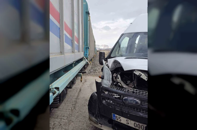 Van’da faciadan dönüldü: Tren ile okul servisi çarpıştı