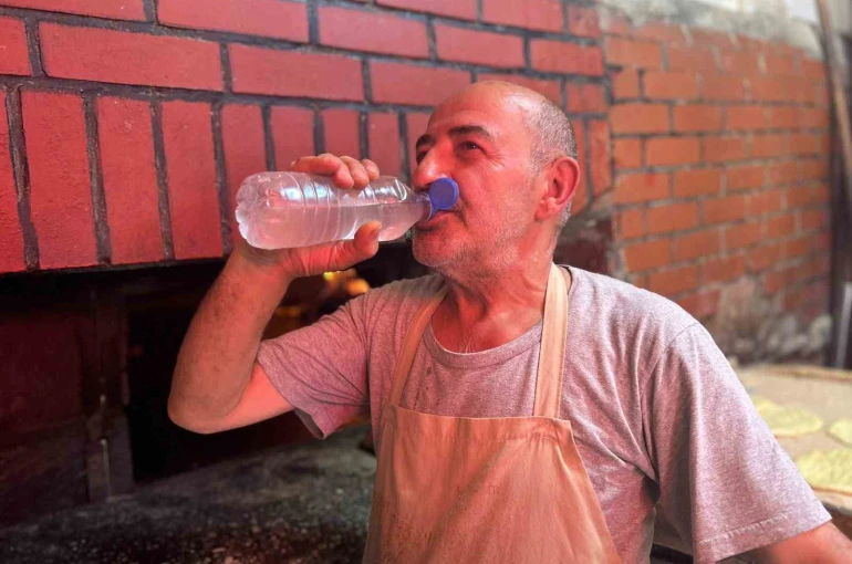 Van’da fırıncılar 300 derece sıcaklıkla mücadele ediyor
