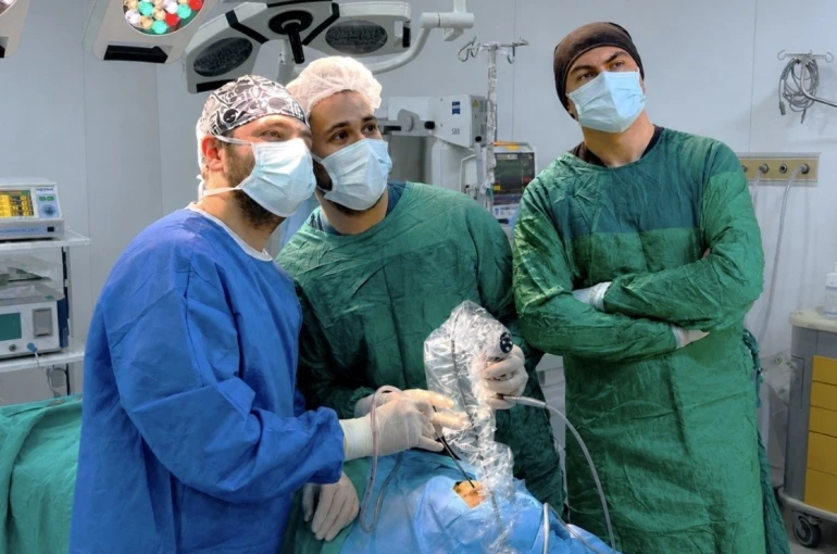 Van’da gebe anneye aynı anda hem sezaryen hem beyin ameliyatı yapıldı