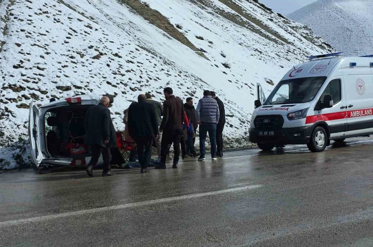Van’da kaygan yolda devrilen kamyonette 1 kişi yaralandı