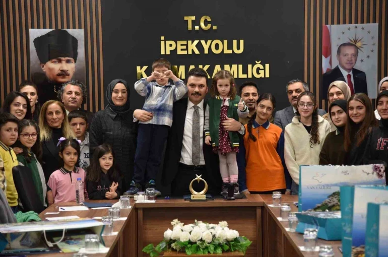 Van’da kitap okuma yarışmasında dereceye girenler ödüllendirildi