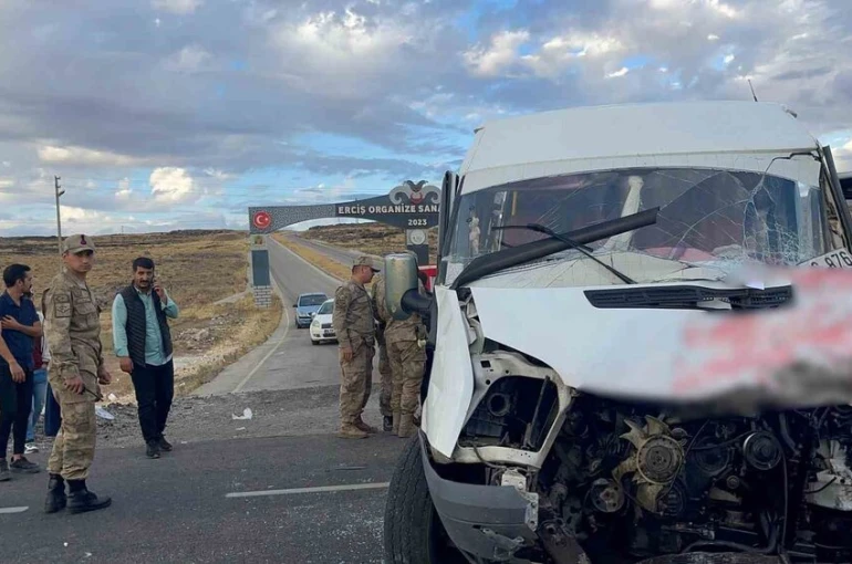 Van’da okul servisiyle tır çarpıştı: 15 yaralı