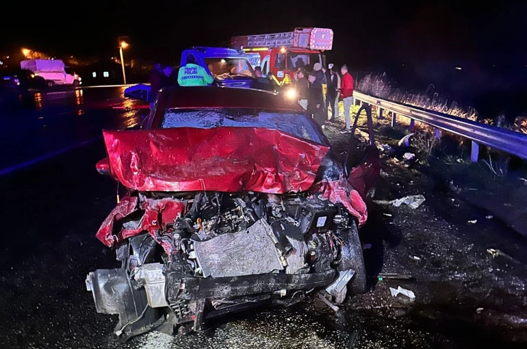 Van’da otomobil ile çekici kamyonet çarpıştı: 3 aralı