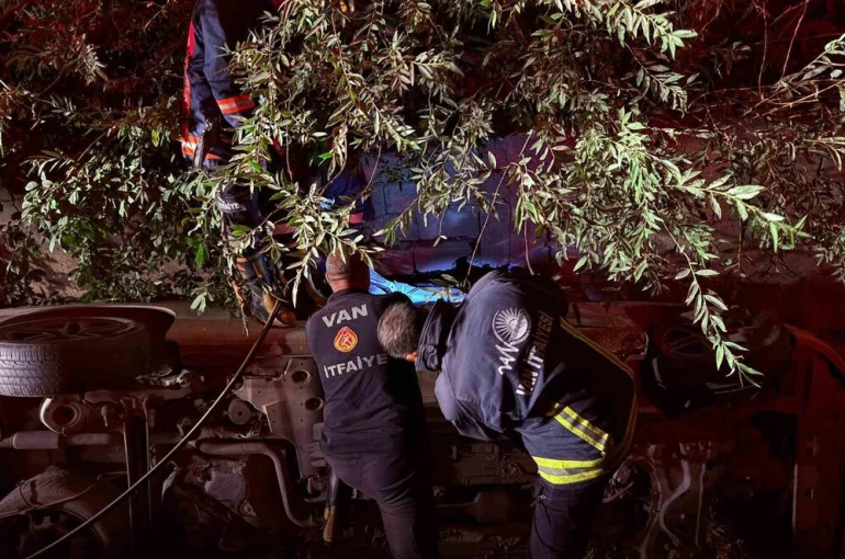 Van’da otomobil su kanalına düştü: 1 yaralı 