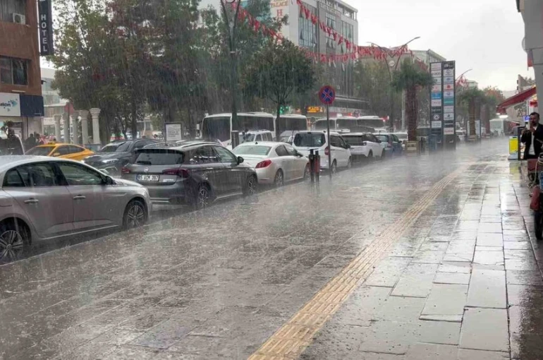 Van’da sağanak yağış