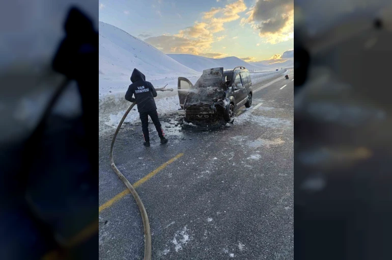Van’da seyir halindeki kamyonet yandı