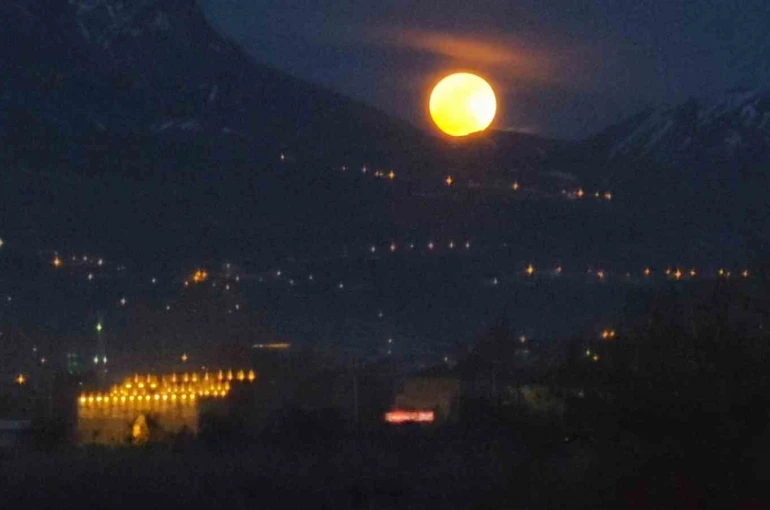 Van’da tarih ve dolunay manzarası mest etti