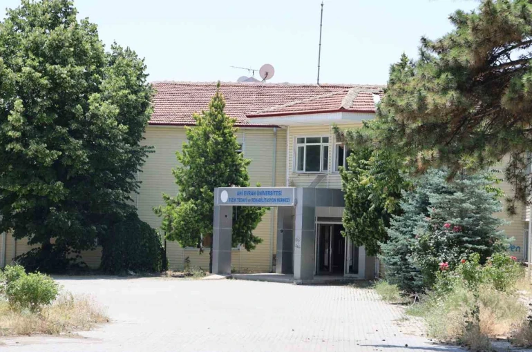 Vandallar, eski fizik tedavi merkezinin duvarlarına sprey boyalarla yazı yazdı